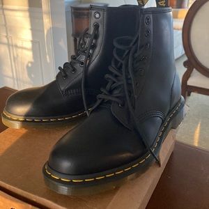 Womens Dr Martens Modern Classics Smooth boot Black. Brand New Never Worn